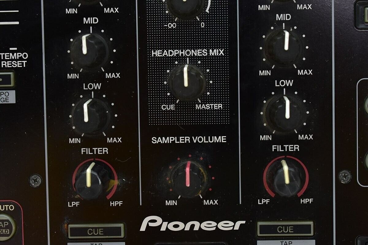 Pioneer DJ DDJ-SR DJ Controller Black Performance 2-Channel