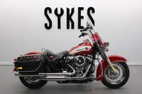 Harley-Davidson FLI Softail Hydra Glide Revival in Redline Red and Birch White