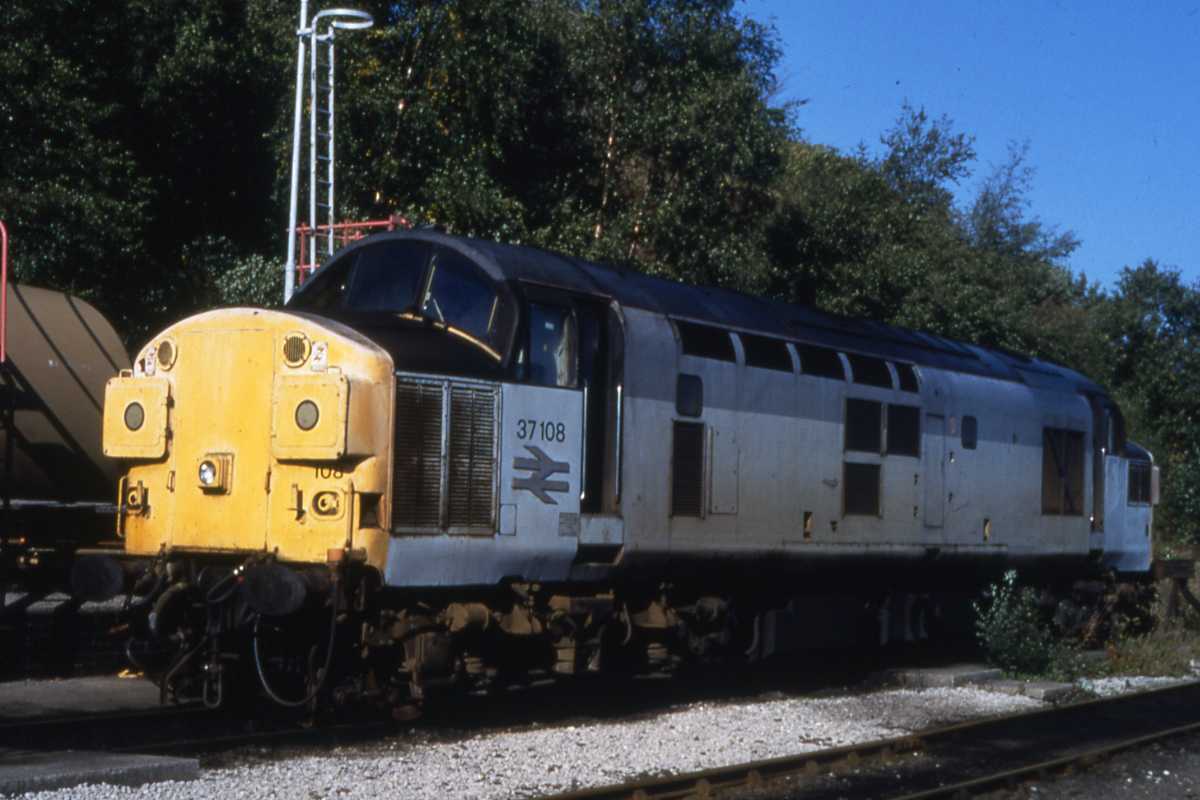 35mm RAILWAY SLIDE CLASS 37 No 37108 AT BUXTON 8-10-1995 TTR 2353