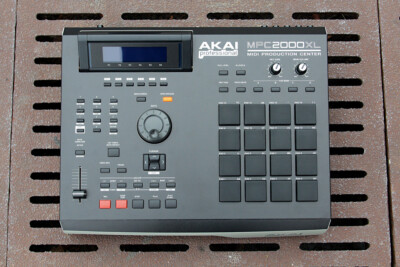AKAI MPC2000XL サンプラージャンク品