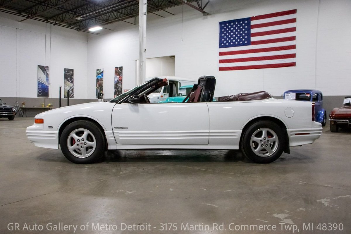 Owner 1993 Oldsmobile Cutlass Supreme 26436 Miles Linen White  3.4 Liter V6 4-Speed Au