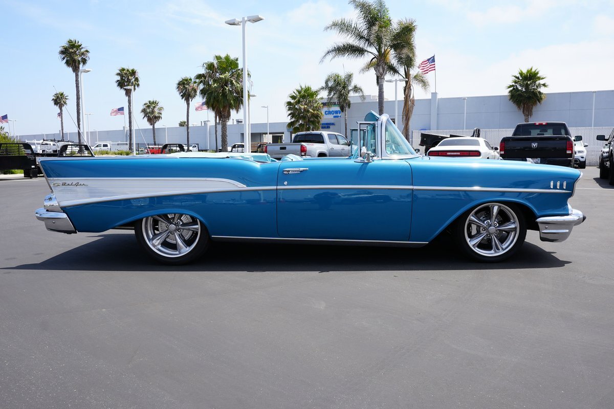 Chevrolet Bel Air Convertible 1957 - Modèle Réduit 1:18 Lucky Die Cast - Rouge Métallique