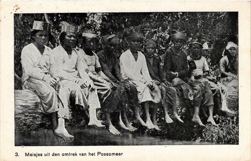 Pc Cpa Midden-Celebes Meisjes Uit Omtrek Van Het Possomeer Indonesia (A11958)