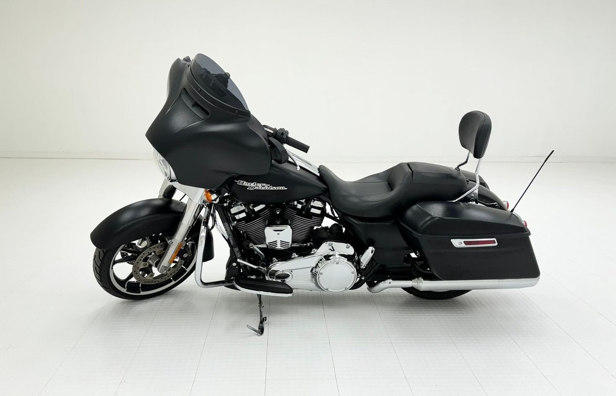 Owner 7,293 Miles/2 Owners/Factory Black Denim Paint/107ci V-Twin/6-Speed Manual