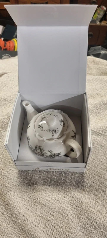 V&A Alice in Wonderland Mini Teapot in Gift Box, 450ml, White - Picture 9 of 18