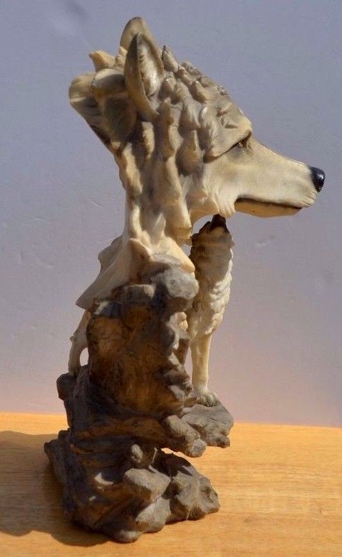 Howling Grey Wolf 16