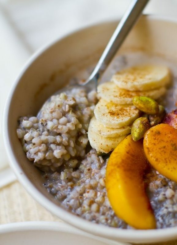 полезный завтрак с гречкой. гречка на завтрак рецепты. овсяные хлопья с киноа. каша с яйцом. овсянка каша.