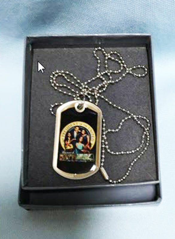 OBAMA MEMORABILIA Dog Tag w/picture of Barack Obama with Family in Gift Box (A1)