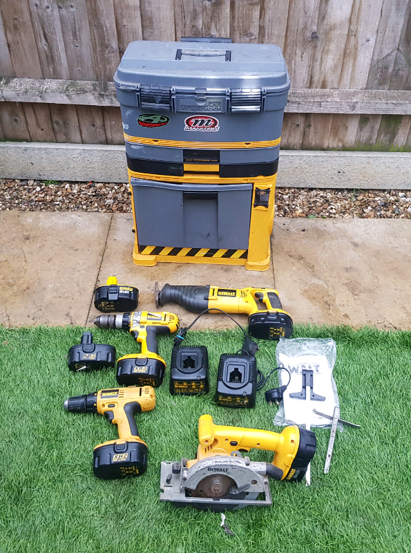 4 Piece 18 volt DeWalt set 2 drills Replicating saws circular saw in