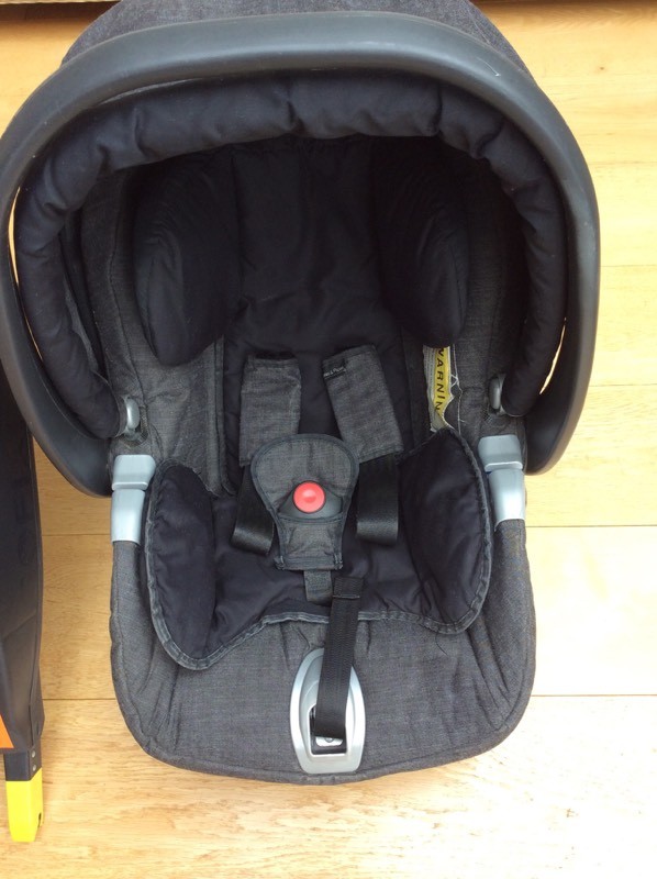 Mamas and Papas baby car seat with isofix base, charcoal grey/black in Wellesbourne