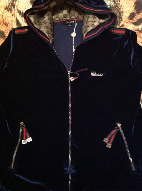 Gucci navy velour tracksuit, in very good condition , size L. in