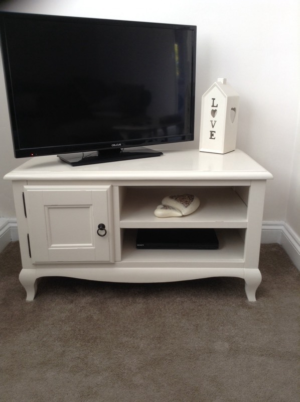 BARGAIN! Dunelm TV shabby chic look in Forest Town