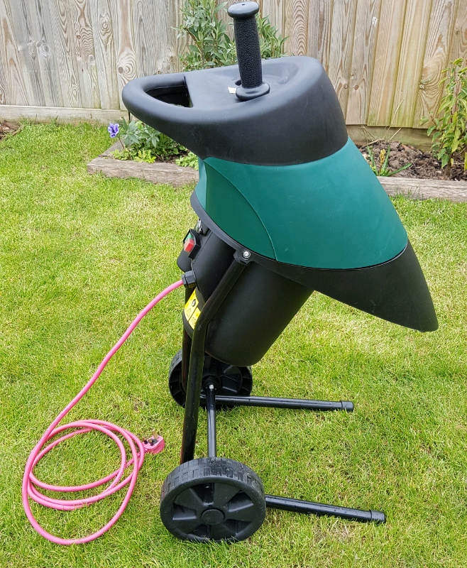 GARDEN SHREDDER CHIPPER. B&Q 240V 2.1KW Would deliver in Braintree in
