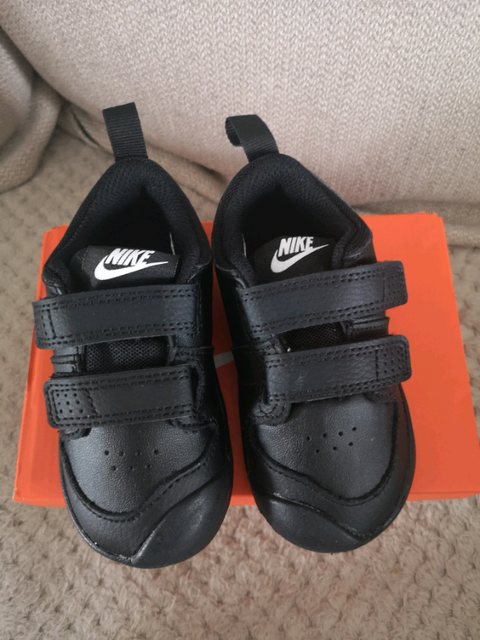 black nike trainers size 5.5