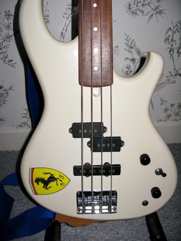 Aria pro 2 the cat bass fretless guitar in off white in Abergavenny