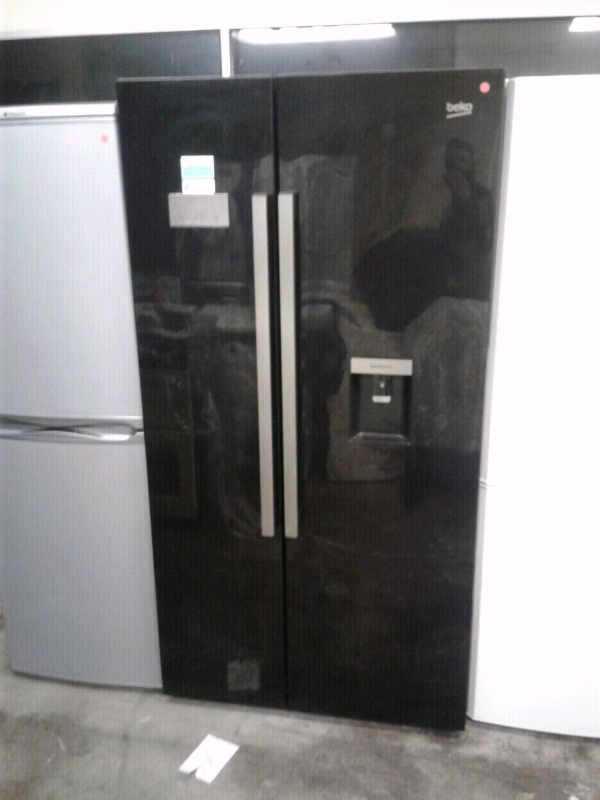 BLACK BEKO AMERICAN STYLE DOUBLE DOOR FRIDGE FREEZER in Luton