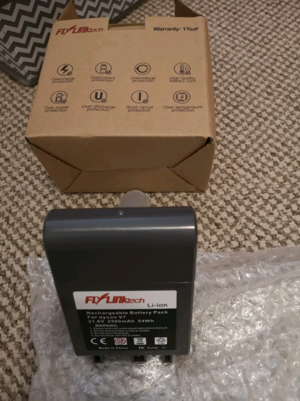 changing battery dyson v7