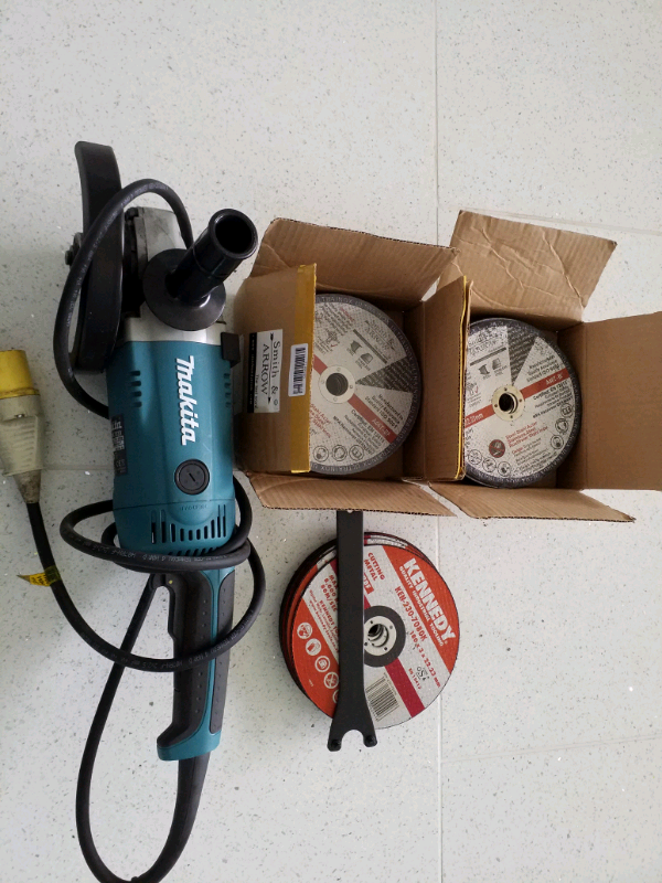 Makita 7" angle grinder (180mm) and cutting discs in Bathgate, West