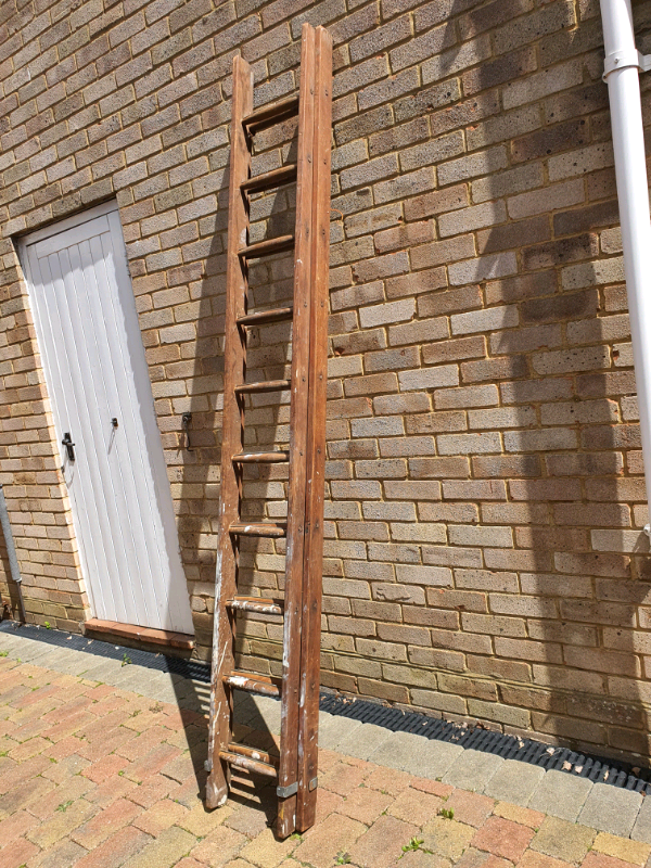 Wooden 2 section extension ladder 4m. | in Chesham, Buckinghamshire