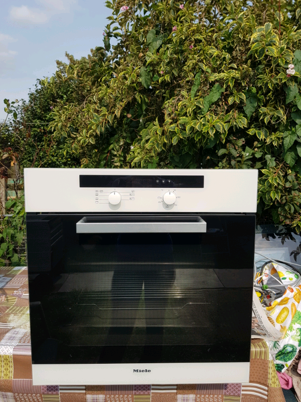 Miele H4250 single electric oven built in 60cm in Dagenham, London