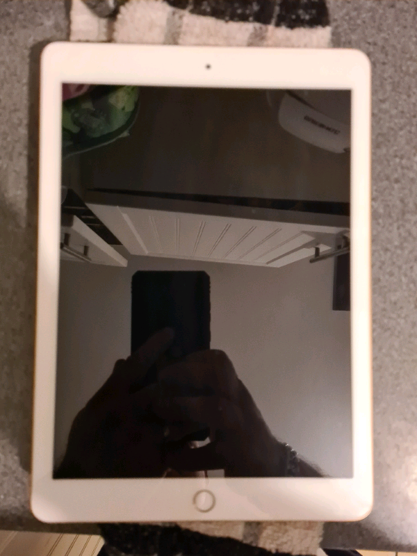 Ipad 6th generation 32gb wifi Rose gold in Enfield, London Gumtree