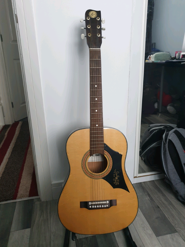 Acoustic guitar for sale in Mansfield Woodhouse, Nottinghamshire