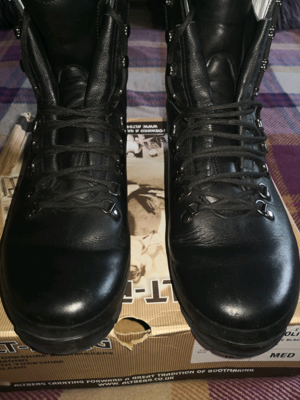 Altberg warrior microlite boots size 10M in Bonnybridge