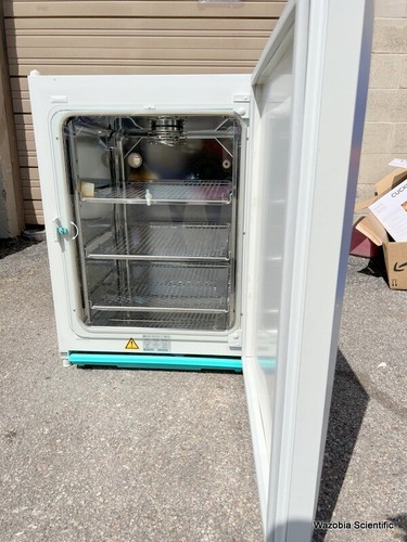 HERAEUS HERA CELL HERACELLCO2 WATER JACKETED INCUBATOR S/N 40211229