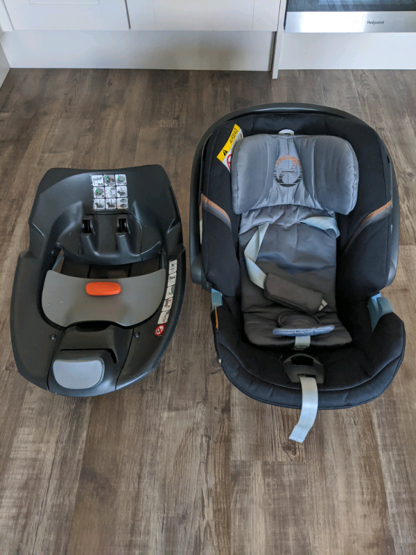 Cybex Aton 5 baby car seat with isofix base in Blaenavon, Torfaen