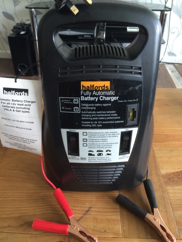 Halfords Fully Automatic Battery Charger in Newcastle, Tyne and Wear