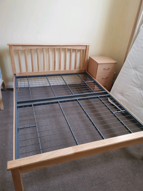 Lovely 4ft 6 oak like bed. Mesh metal base like new in Southsea
