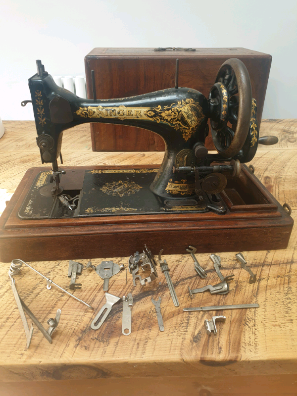 Singer 1904 Antique Sewing Machine Serial number J 37 30 70 in