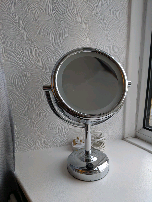 No7 Boots doublesided vanity mirror with builtin light in Amble