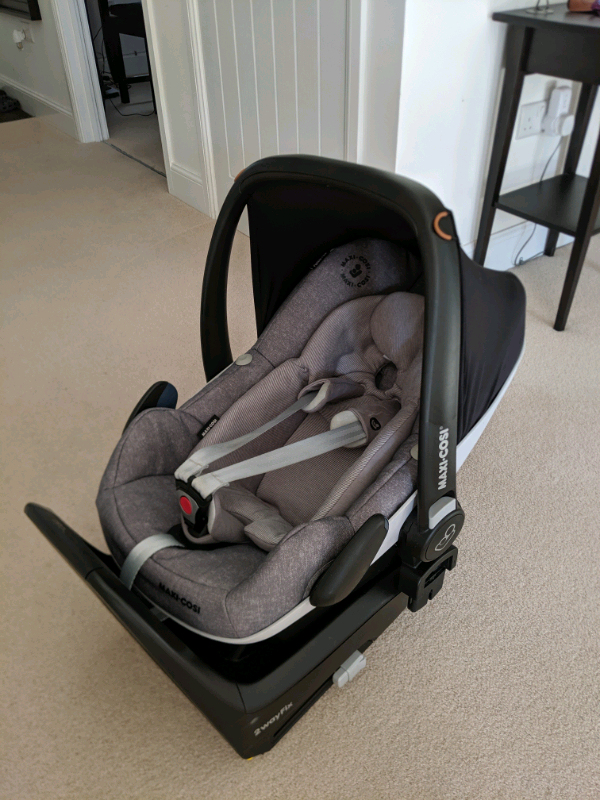 Maxi Cosi Pebble Plus car seat and 2 Way Fix Isofix base | in