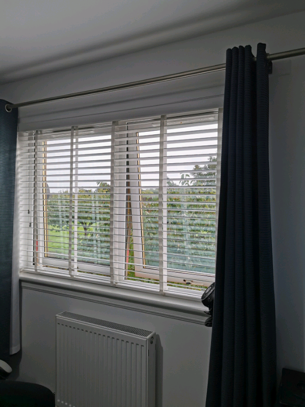 White wooden blind in Dundee Gumtree