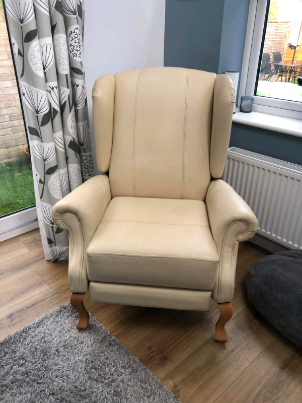 2 x Cream Leather recliner chairs in WestonsuperMare, Somerset