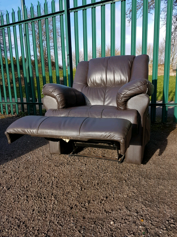 Electric recliner Armchair (delivery available in Bulwell