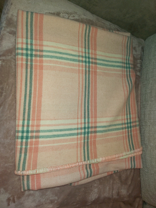 Vintage pink welsh wool blanket double in Ystradgynlais, Swansea
