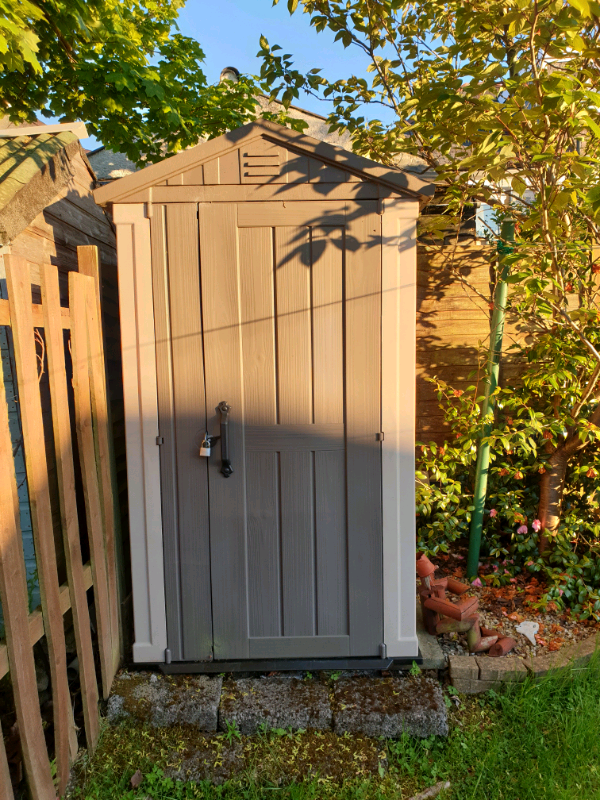Plastic garden shed, great condition (must dismantle 