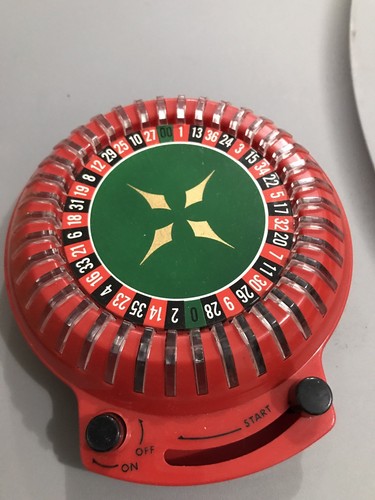 VINTAGE HANDY ROULETTE SET with 100 CHIPS. Collectors Item Works Great