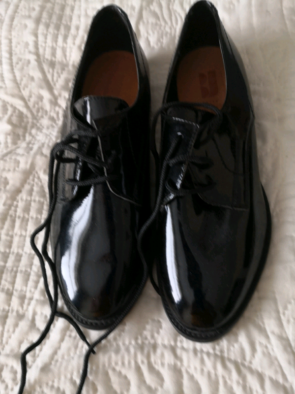 BLACK PATENT LEATHER SHOES BY BETTY JACKSON SIZE 6 in