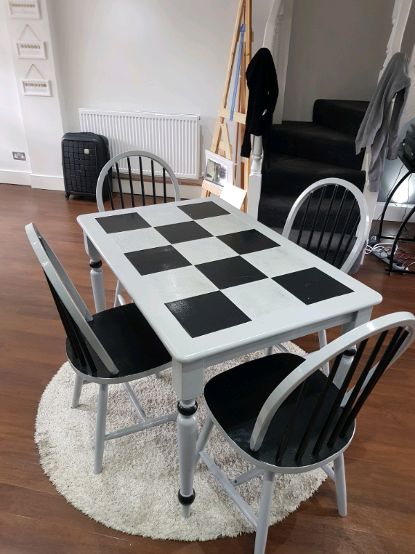 Small kitchen/dining table with 4 chairs | in Hemel Hempstead