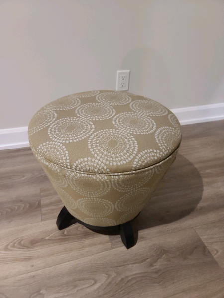Ottoman with storage | Chairs & Recliners | Ottawa | Kijiji