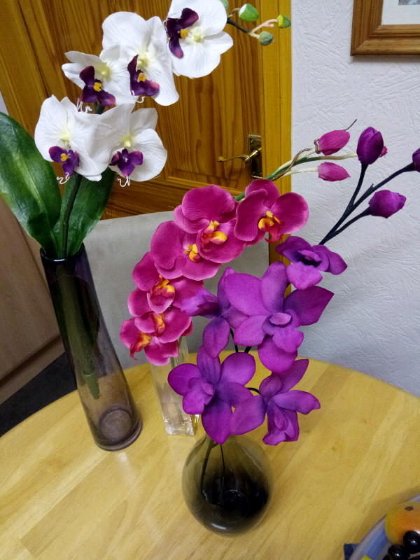 COLLECTION OF ARTIFICIAL ORCHIDS 'S IN GLASS VASE'S in Kirkcaldy