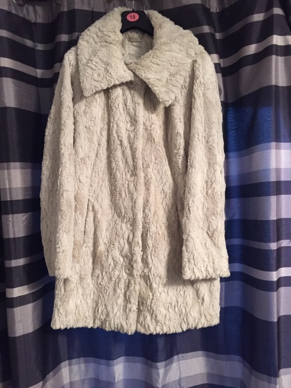 Debenhams Rocha.John.Rocha cream Faux Fur coat size 20 in Wallsend