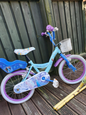 Girls 16 inch frozen bike with stabilizers 