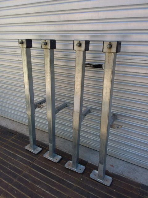 Manutec Tray Ute Slide on Camper Wind Up Jack Legs 