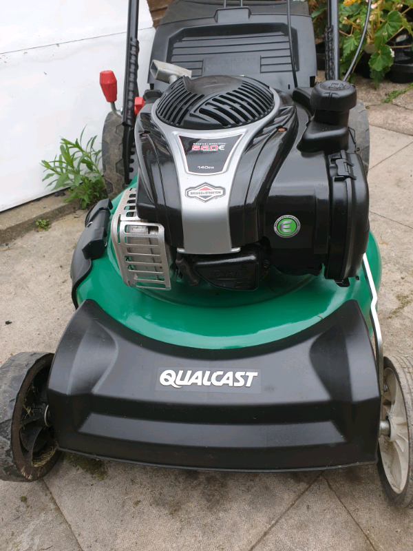 Briggs and stratton 550e series 140cc self propelled lawn mower in