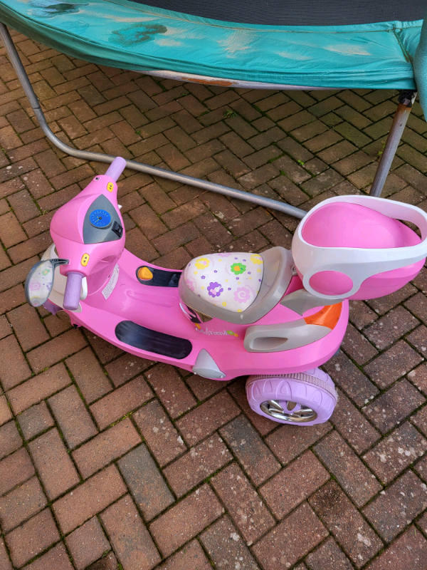 Smyths Pink 6V Electric 3 wheel Scooter in Coatbridge, North