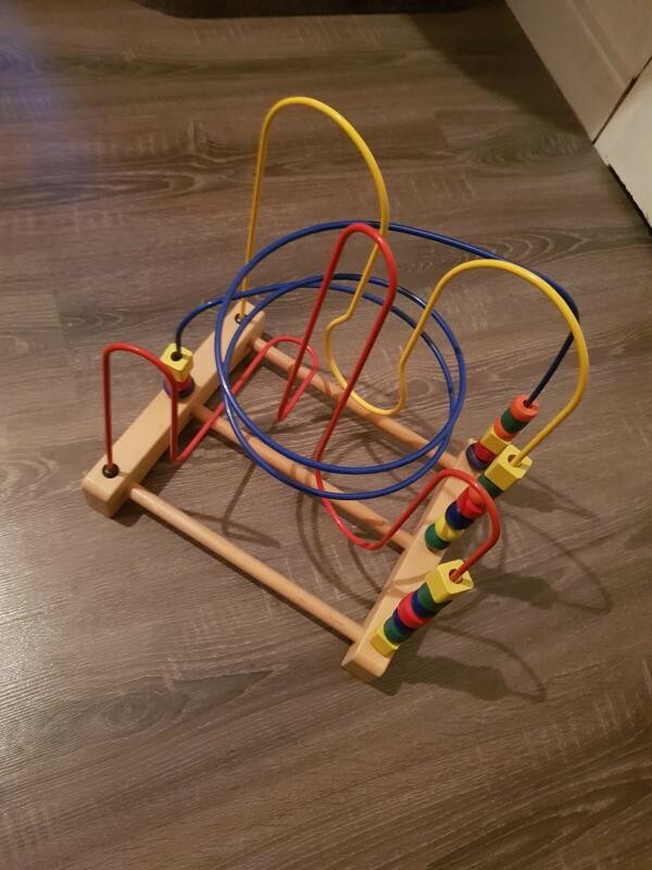 Motorikschleife, Kinderspielzeug aus Holz und Metall 